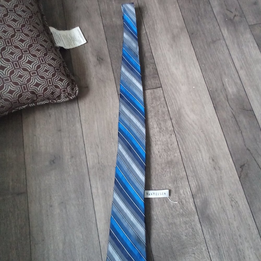 EUC  VAN HEUSEN BLUE TIE UNISEX